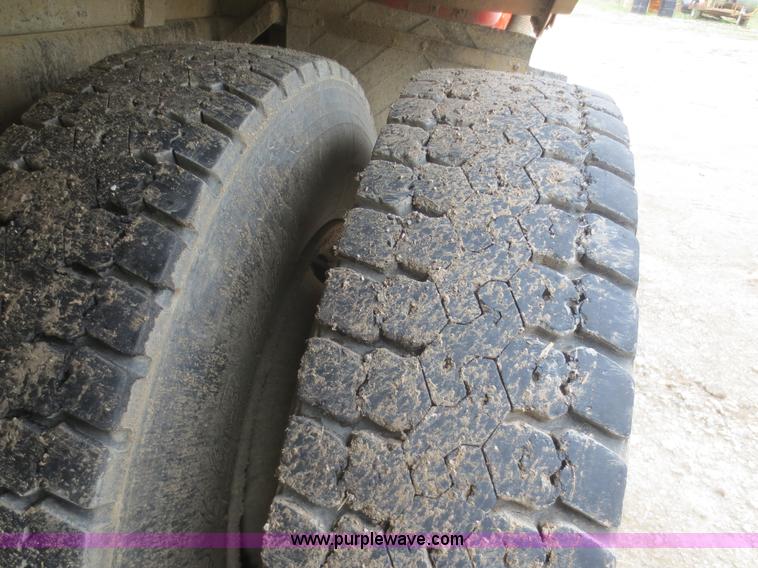 image for item F6927 1991 International 4900 dump truck