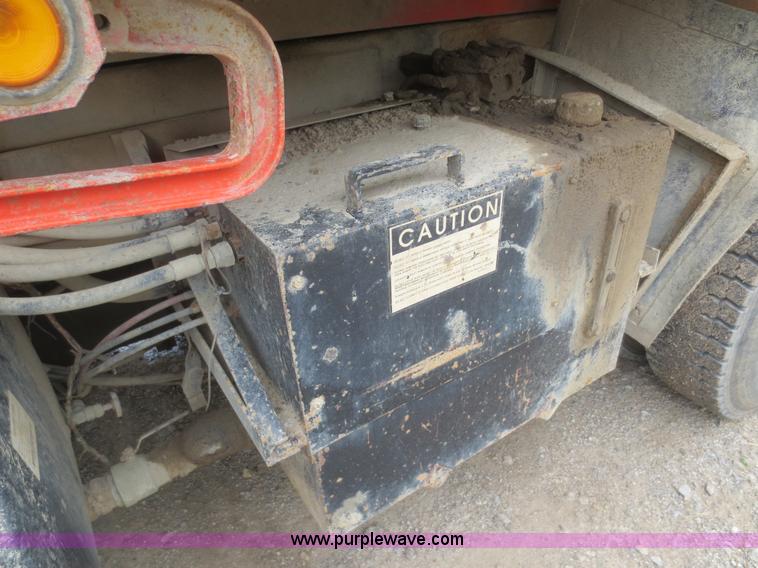 image for item F6927 1991 International 4900 dump truck