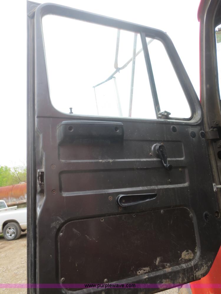 image for item F6927 1991 International 4900 dump truck