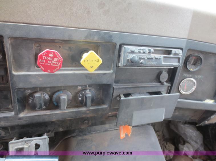 image for item F6927 1991 International 4900 dump truck