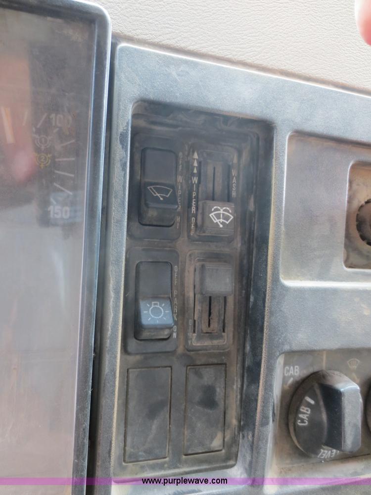 image for item F6927 1991 International 4900 dump truck