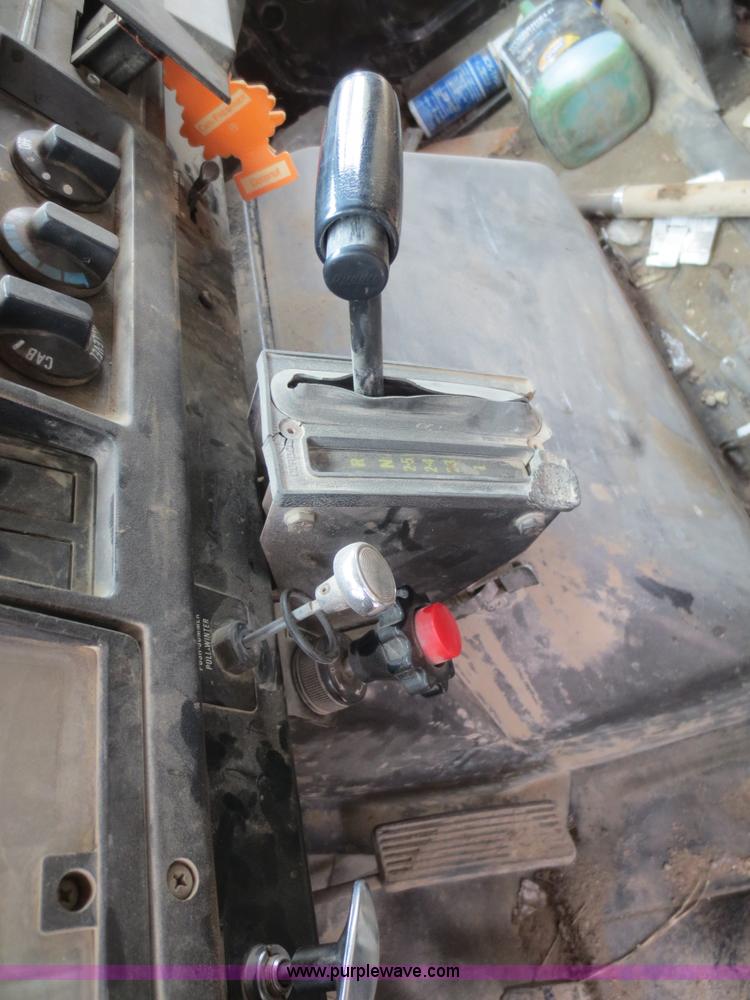 image for item F6927 1991 International 4900 dump truck