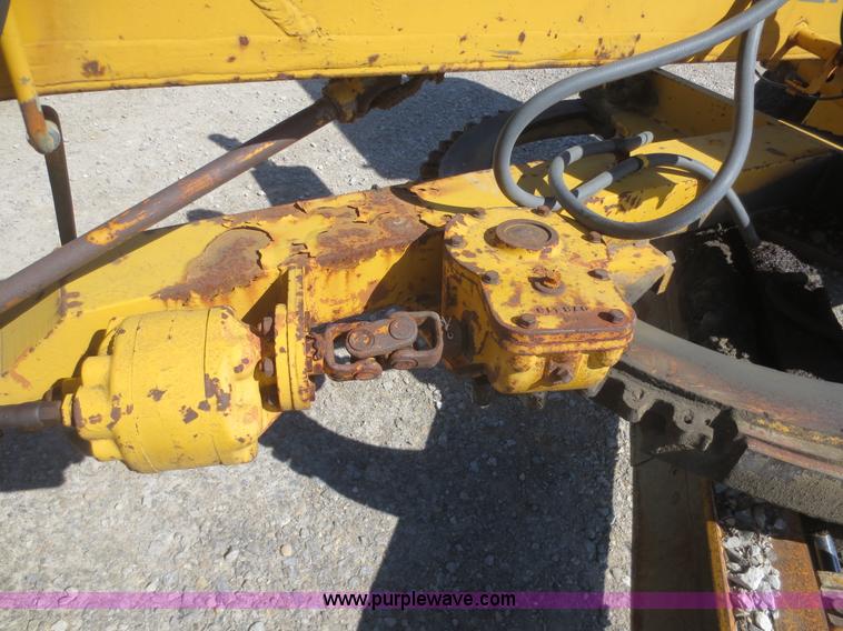 image for item F8235 1968 Allis-Chalmers D motor grader