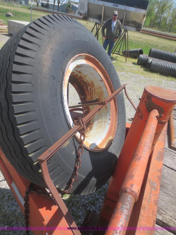 image for item F8241 1985 Donahue D18BR equipment trailer