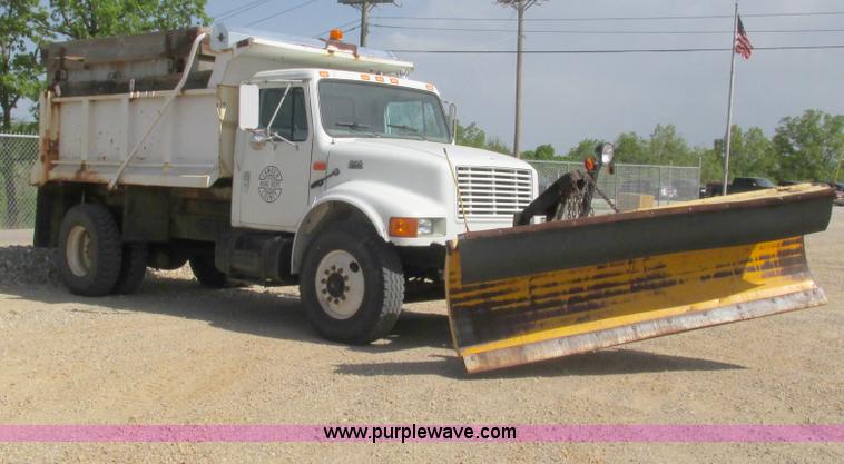 image for item G9306 1996 International 4900 semi truck