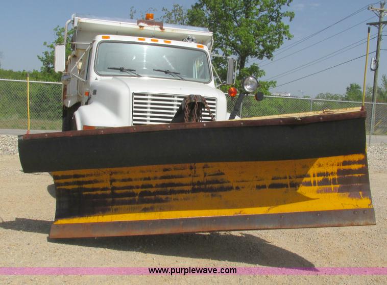 image for item G9306 1996 International 4900 semi truck