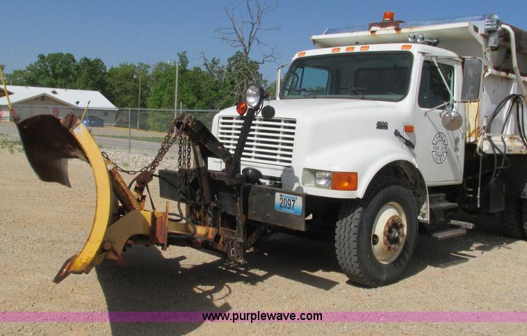 image for item G9306 1996 International 4900 semi truck