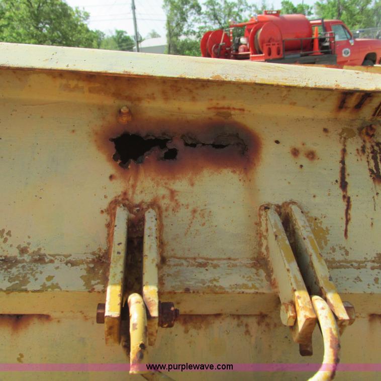 image for item G9306 1996 International 4900 semi truck