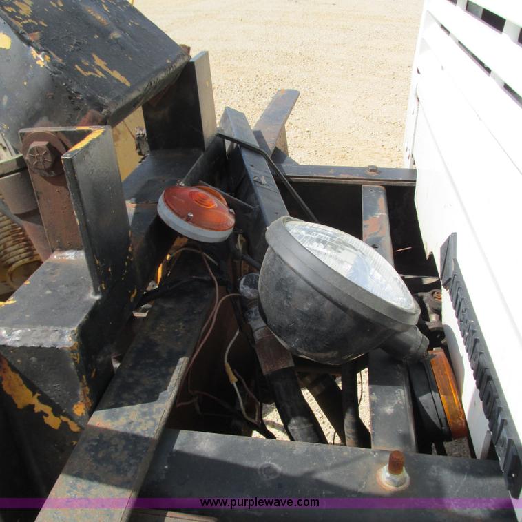 image for item G9306 1996 International 4900 semi truck