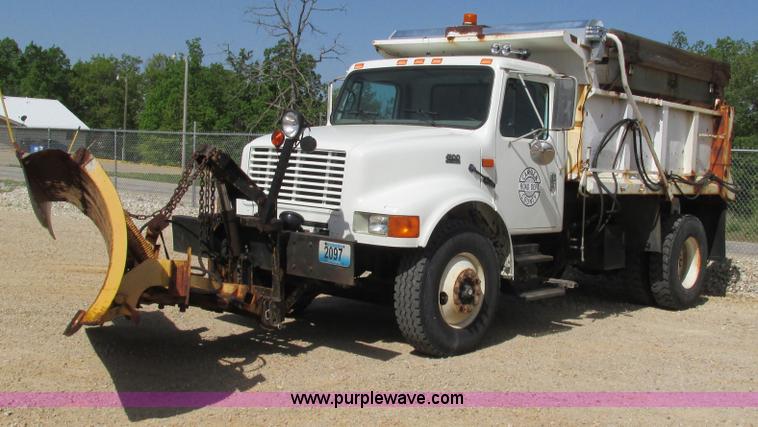 image for item G9306 1996 International 4900 semi truck