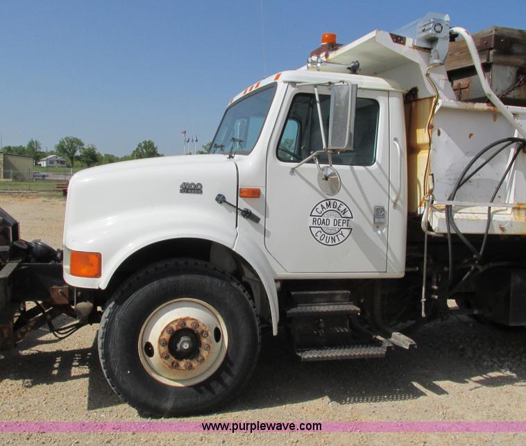 image for item G9306 1996 International 4900 semi truck