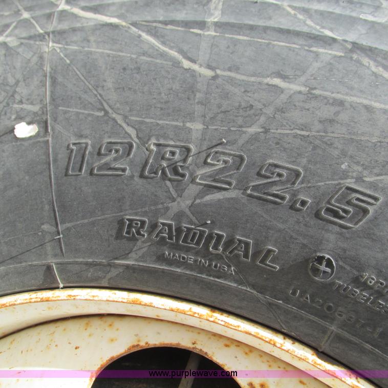 image for item G9306 1996 International 4900 semi truck