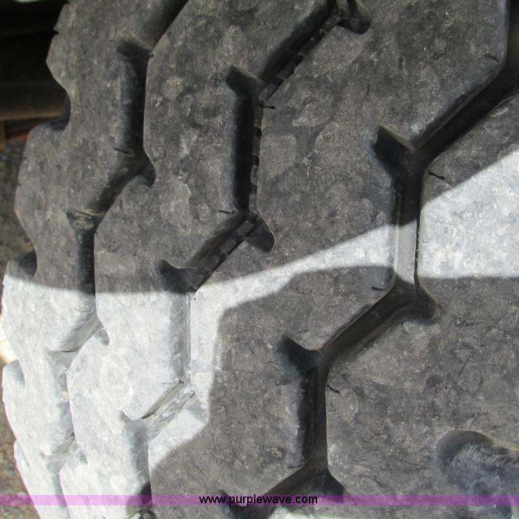 image for item G9306 1996 International 4900 semi truck