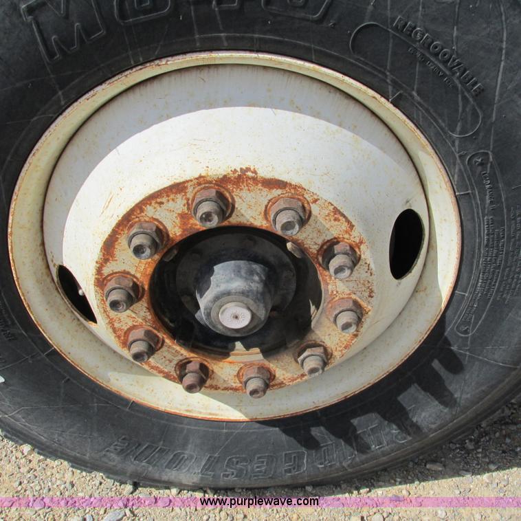 image for item G9306 1996 International 4900 semi truck