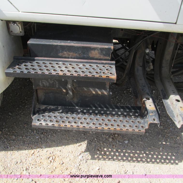 image for item G9306 1996 International 4900 semi truck