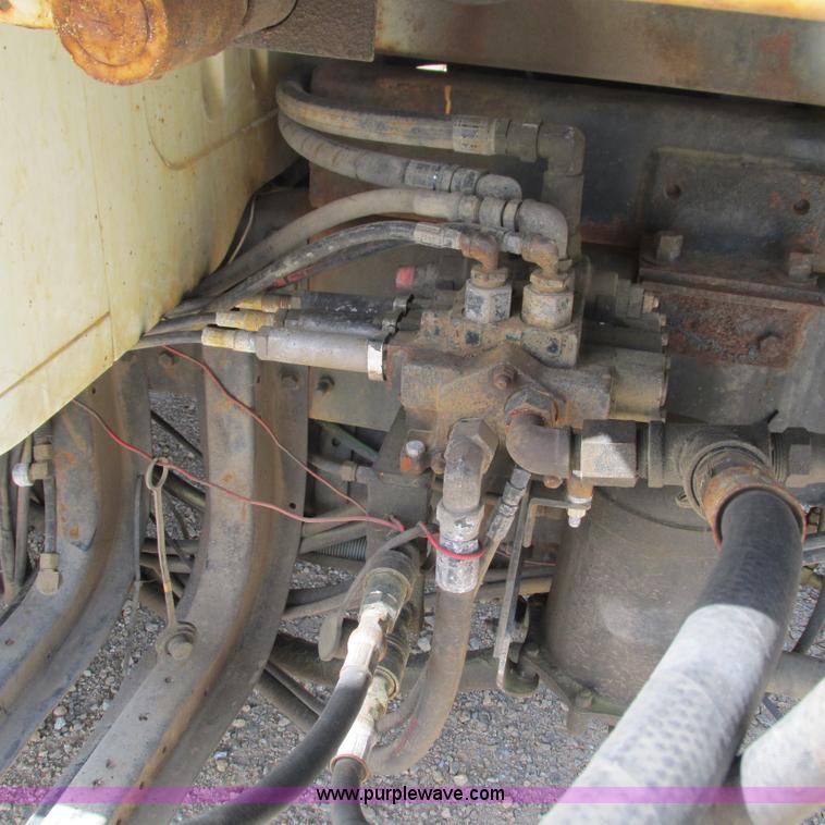 image for item G9306 1996 International 4900 semi truck