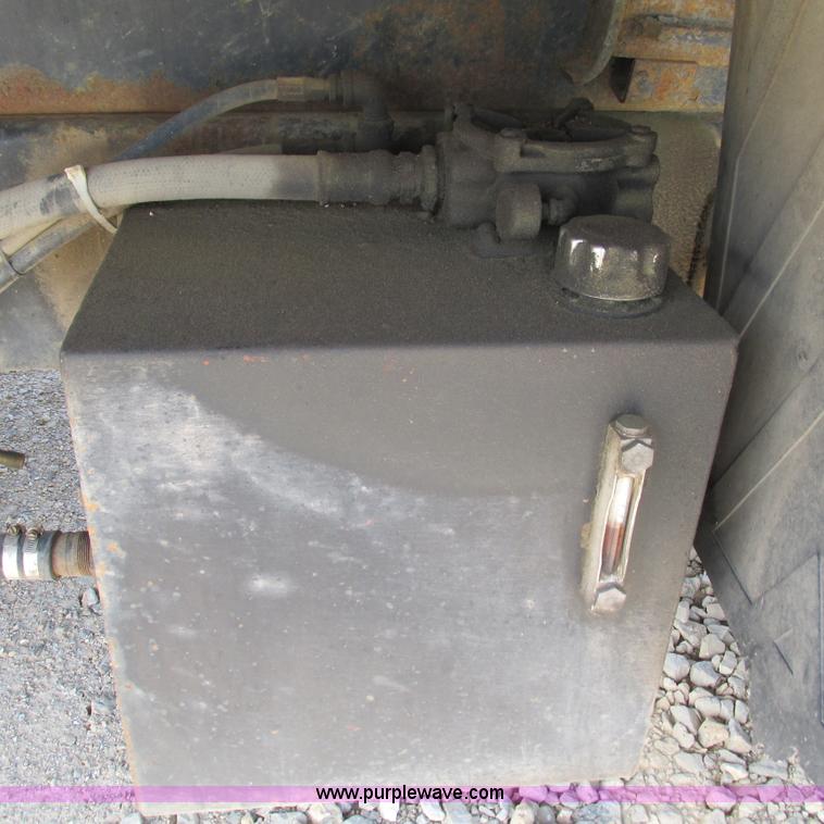 image for item G9306 1996 International 4900 semi truck