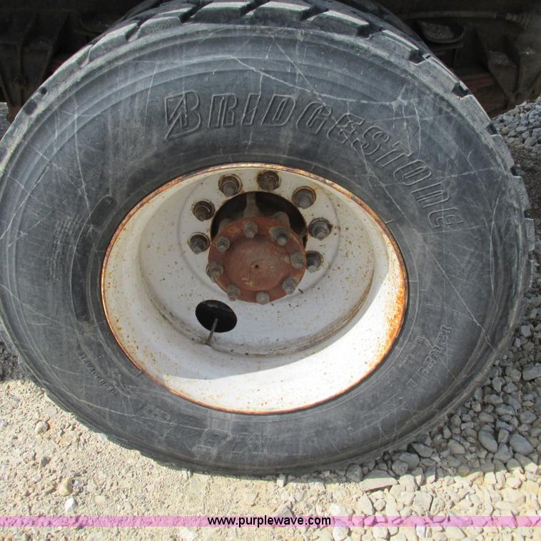 image for item G9306 1996 International 4900 semi truck