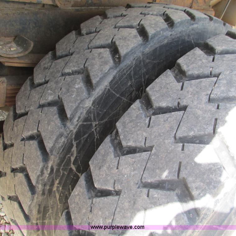 image for item G9306 1996 International 4900 semi truck