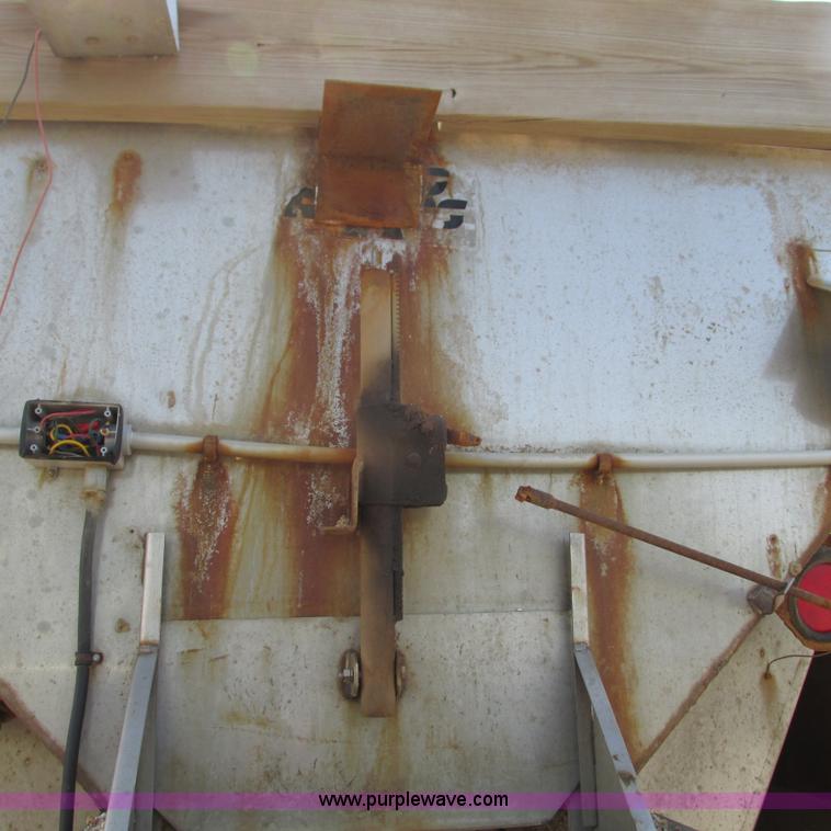 image for item G9306 1996 International 4900 semi truck