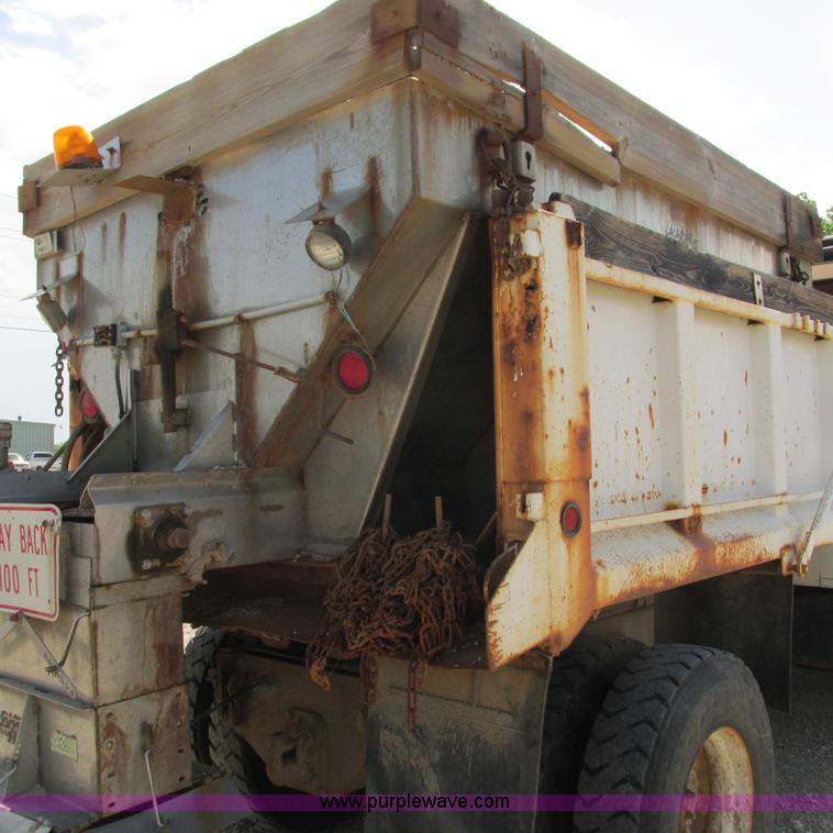 image for item G9306 1996 International 4900 semi truck