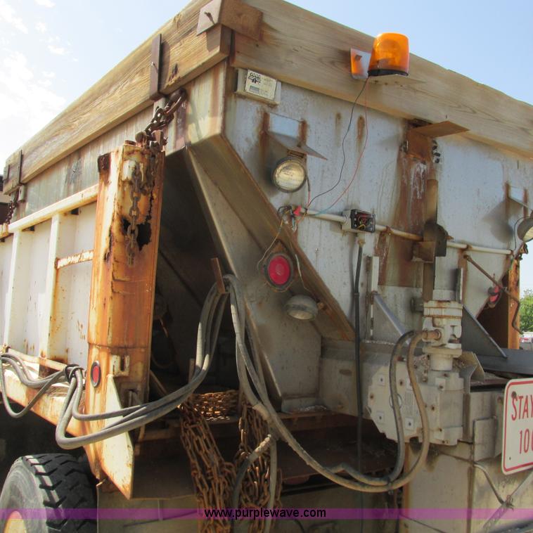 image for item G9306 1996 International 4900 semi truck