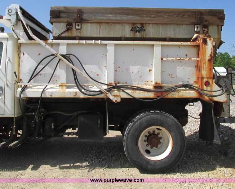 image for item G9306 1996 International 4900 semi truck