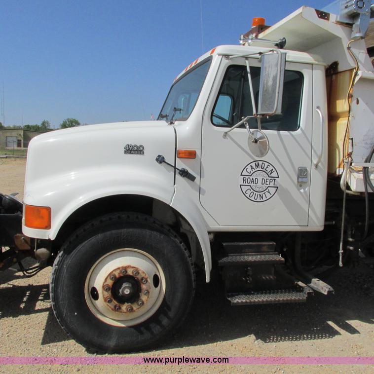 image for item G9306 1996 International 4900 semi truck