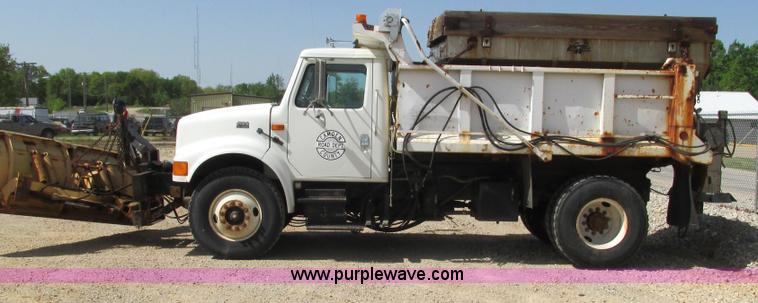 image for item G9306 1996 International 4900 semi truck