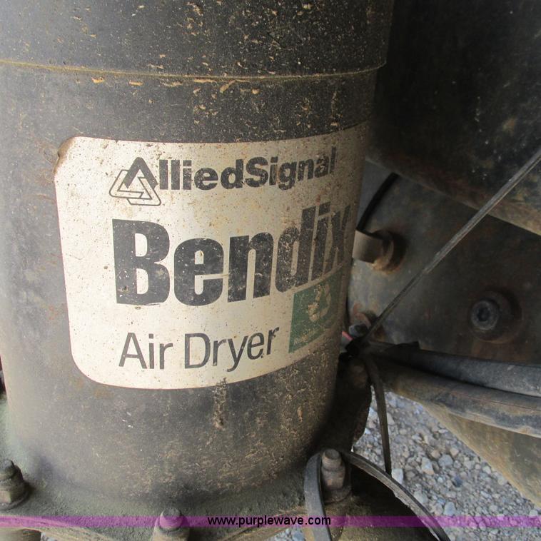 image for item G9306 1996 International 4900 semi truck