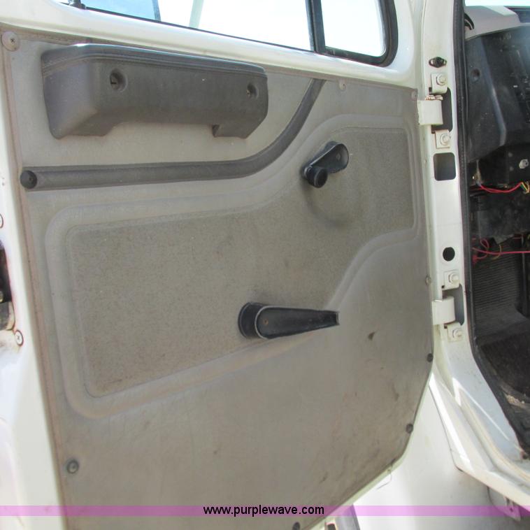 image for item G9306 1996 International 4900 semi truck