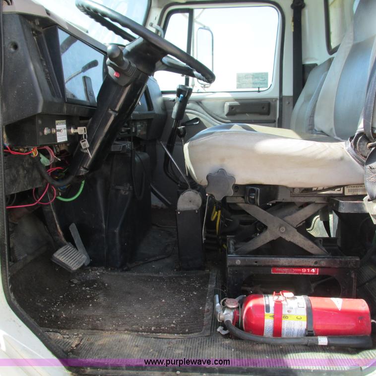 image for item G9306 1996 International 4900 semi truck