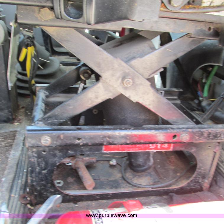 image for item G9306 1996 International 4900 semi truck