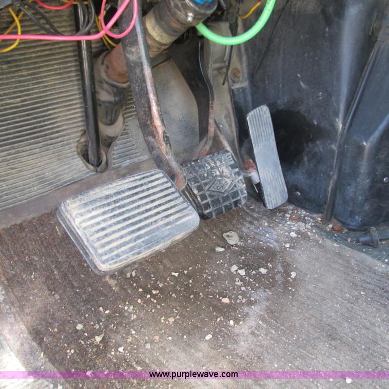 image for item G9306 1996 International 4900 semi truck