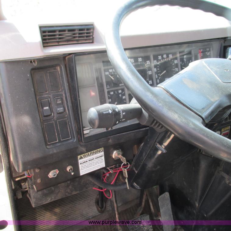 image for item G9306 1996 International 4900 semi truck