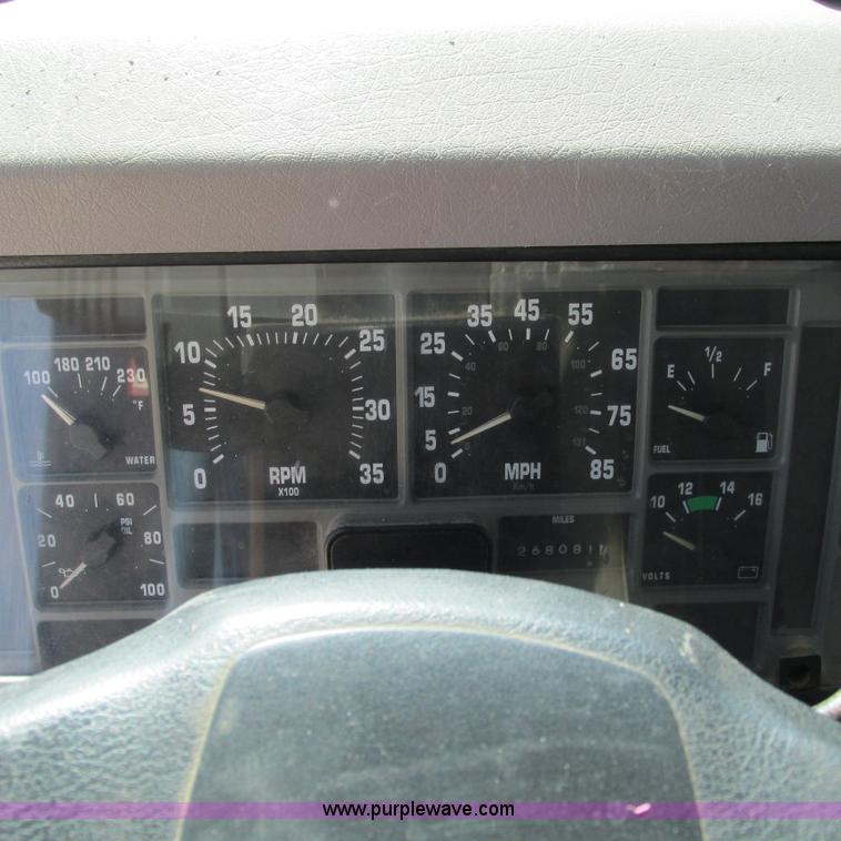 image for item G9306 1996 International 4900 semi truck