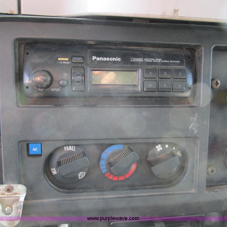 image for item G9306 1996 International 4900 semi truck