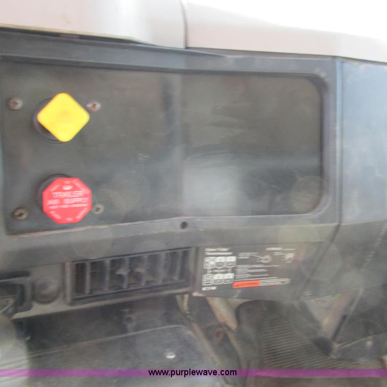 image for item G9306 1996 International 4900 semi truck