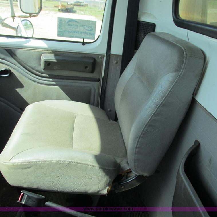 image for item G9306 1996 International 4900 semi truck