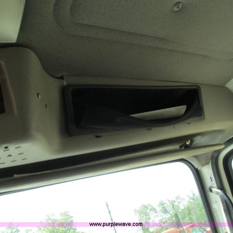 image for item G9306 1996 International 4900 semi truck