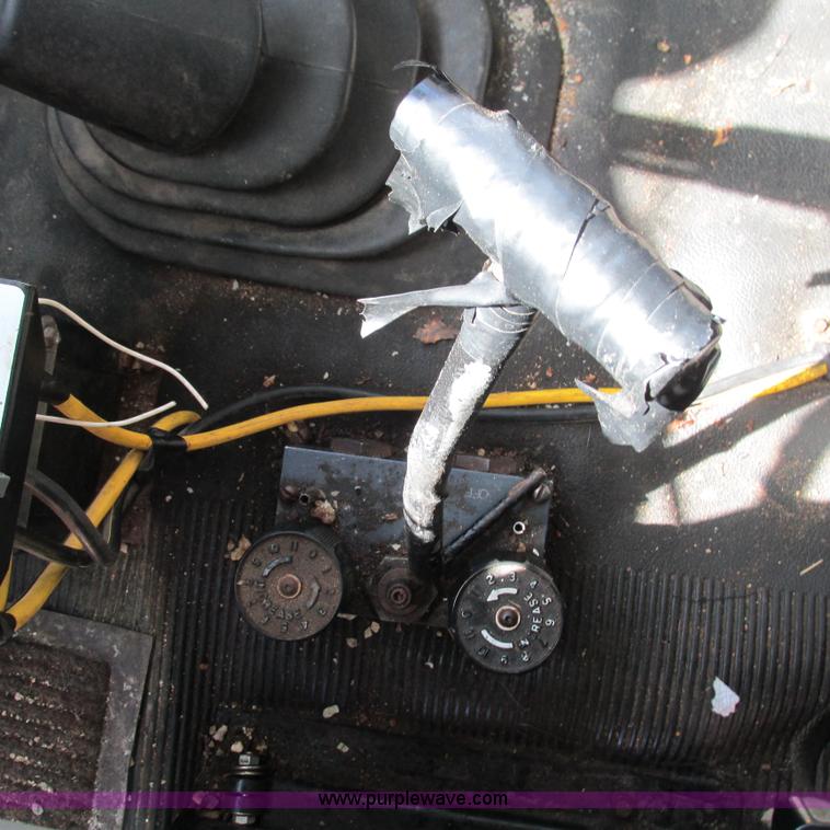 image for item G9306 1996 International 4900 semi truck