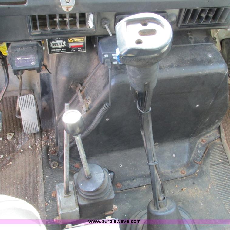 image for item G9306 1996 International 4900 semi truck