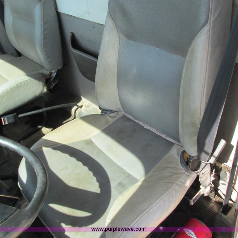 image for item G9306 1996 International 4900 semi truck