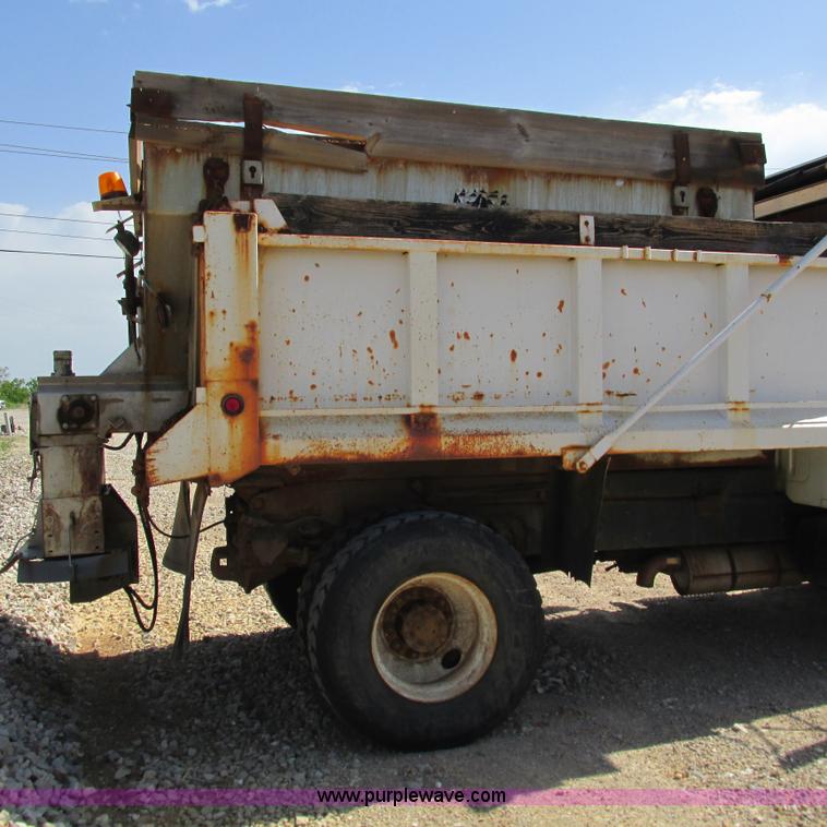 image for item G9306 1996 International 4900 semi truck