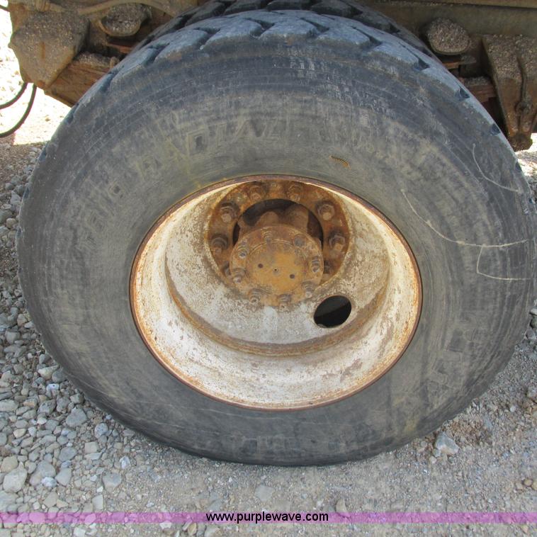 image for item G9306 1996 International 4900 semi truck