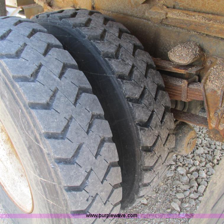 image for item G9306 1996 International 4900 semi truck