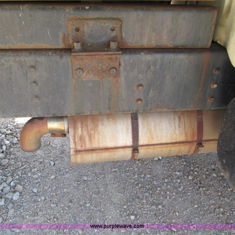 image for item G9306 1996 International 4900 semi truck