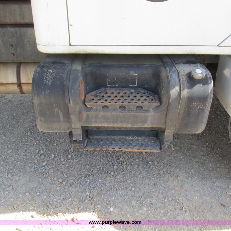 image for item G9306 1996 International 4900 semi truck