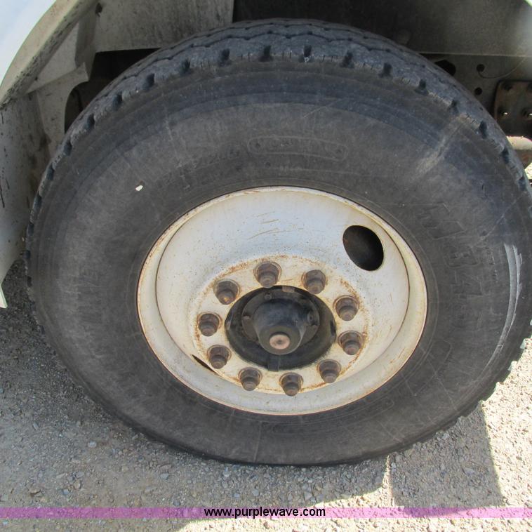 image for item G9306 1996 International 4900 semi truck