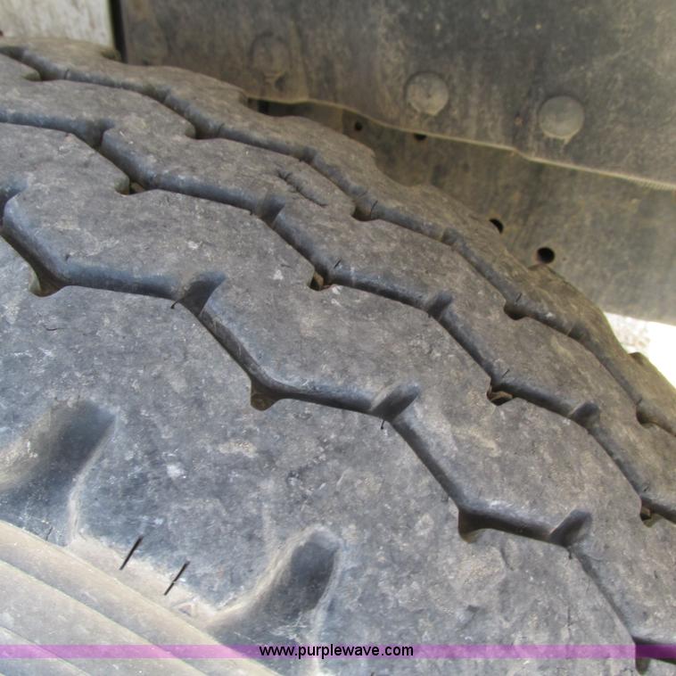 image for item G9306 1996 International 4900 semi truck